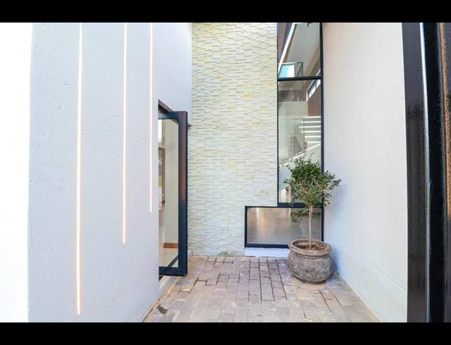 5 BEDROOM HOUSE FOR SALE IN COPPERLEAF ESTATE